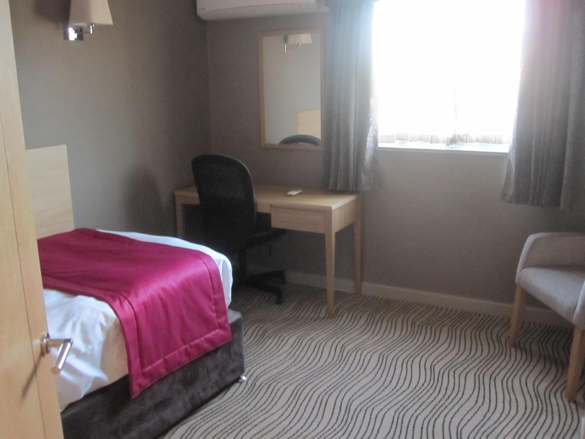 Best Western Heath Court Hotel Нюмаркет Екстериор снимка