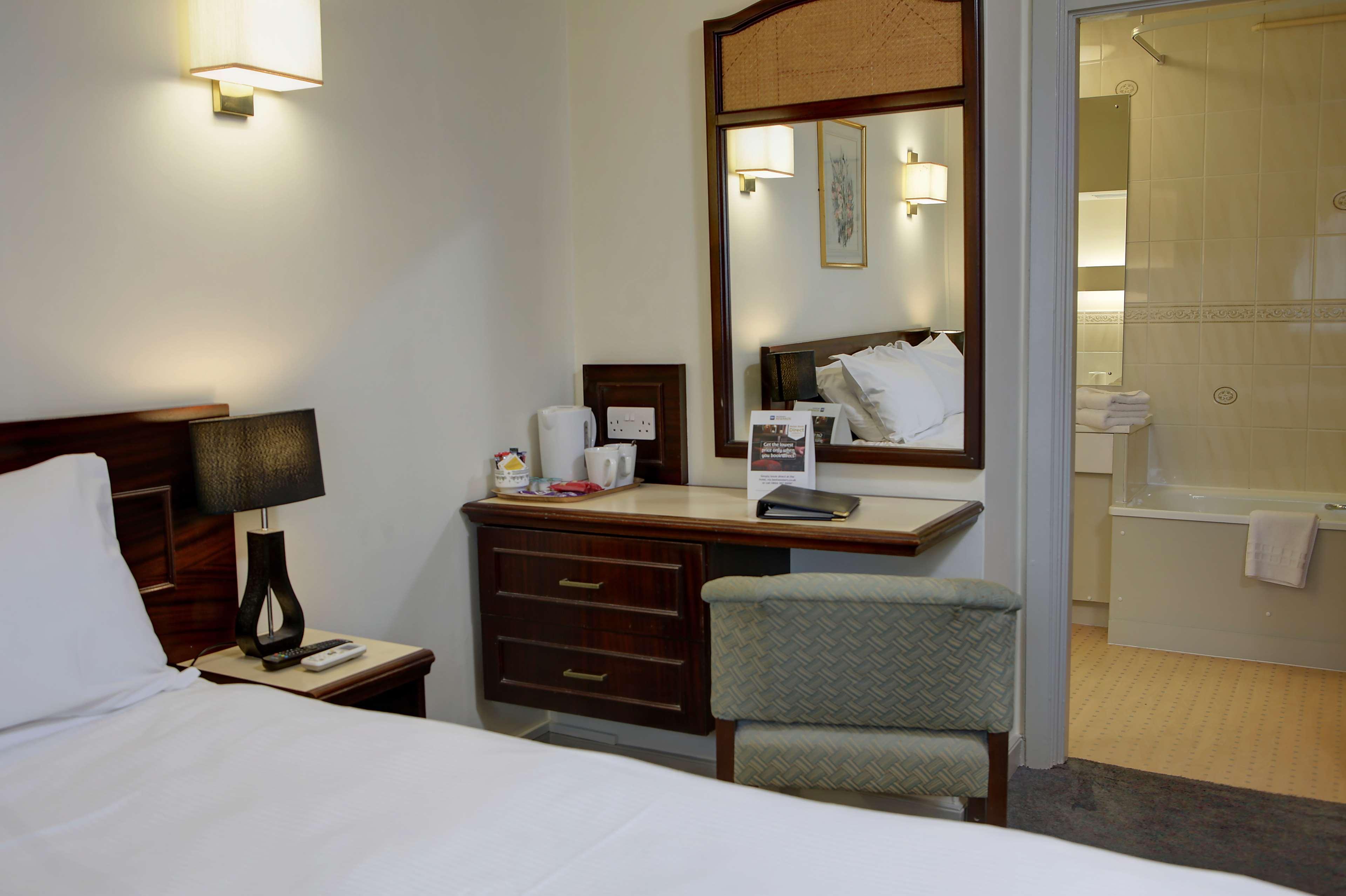 Best Western Heath Court Hotel Нюмаркет Екстериор снимка
