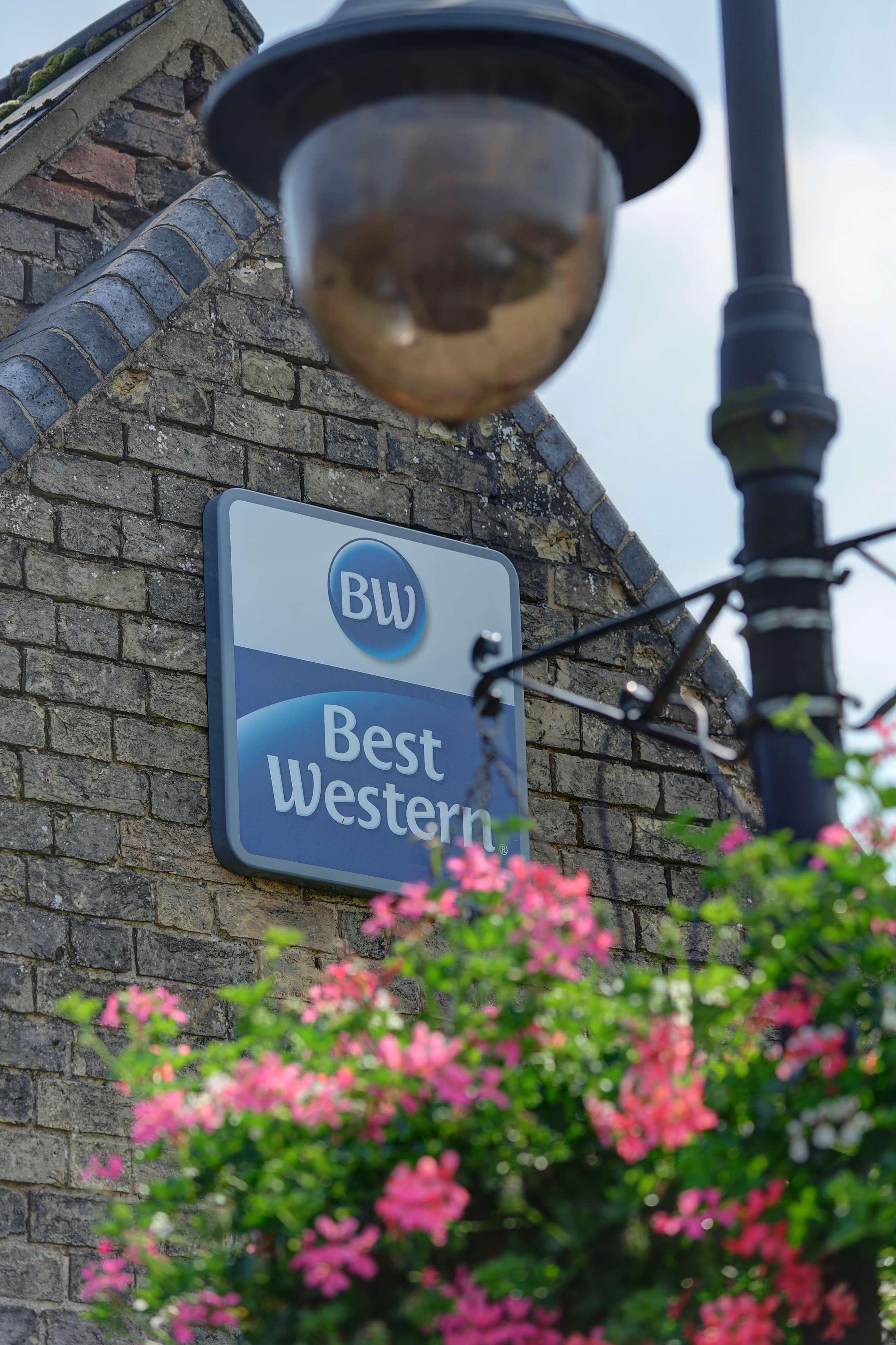 Best Western Heath Court Hotel Нюмаркет Екстериор снимка