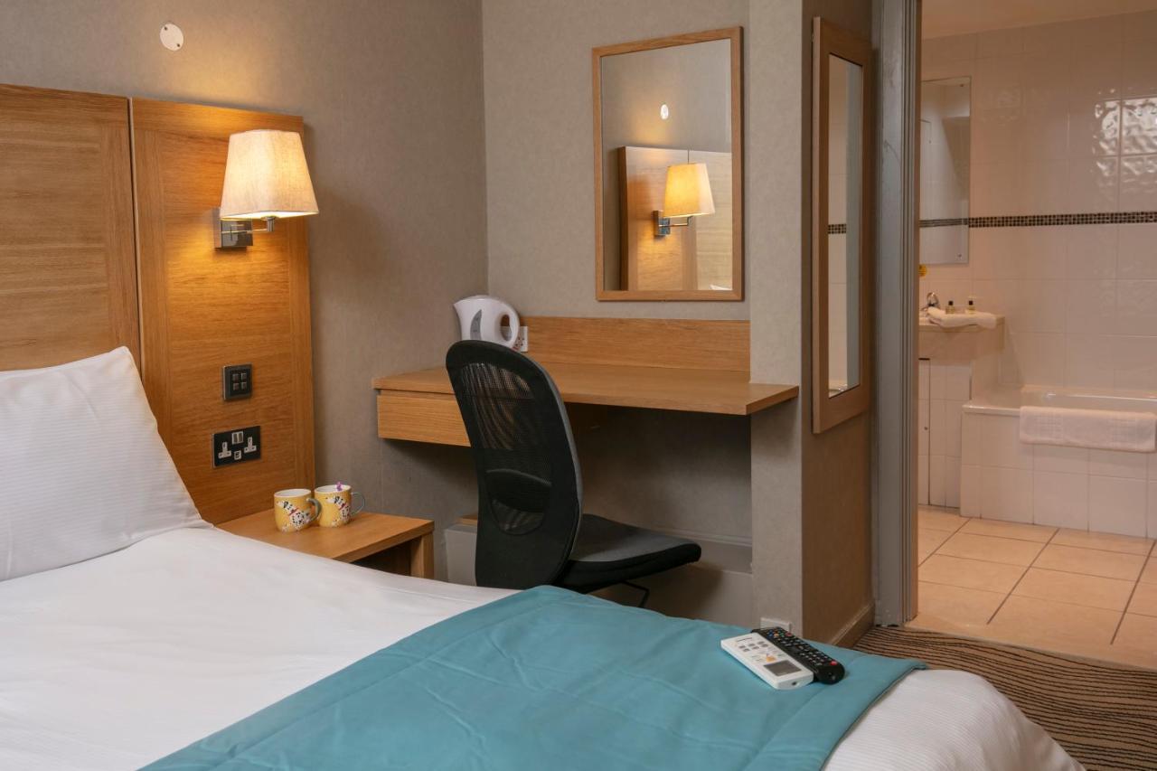 Best Western Heath Court Hotel Нюмаркет Екстериор снимка