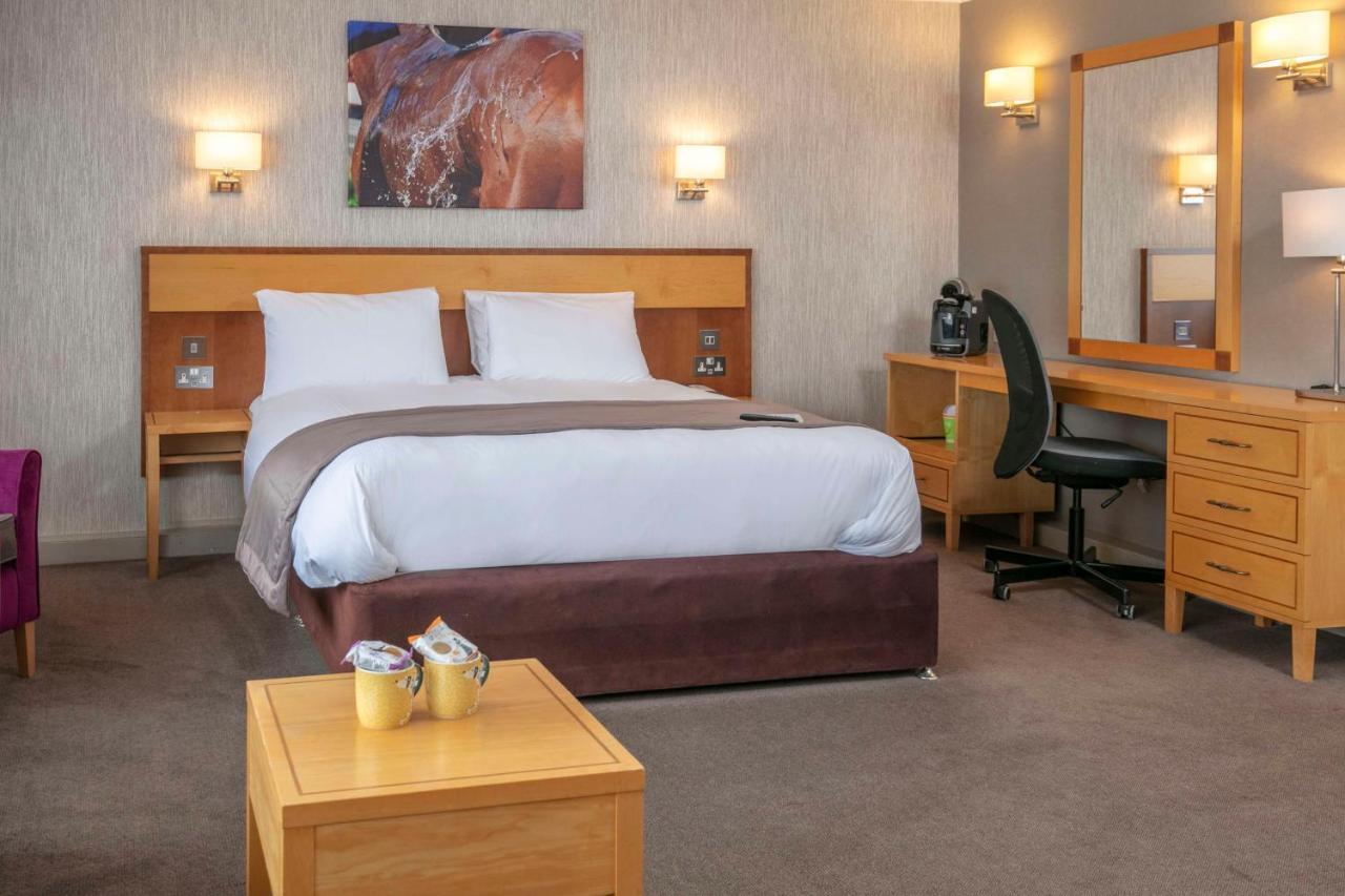 Best Western Heath Court Hotel Нюмаркет Екстериор снимка