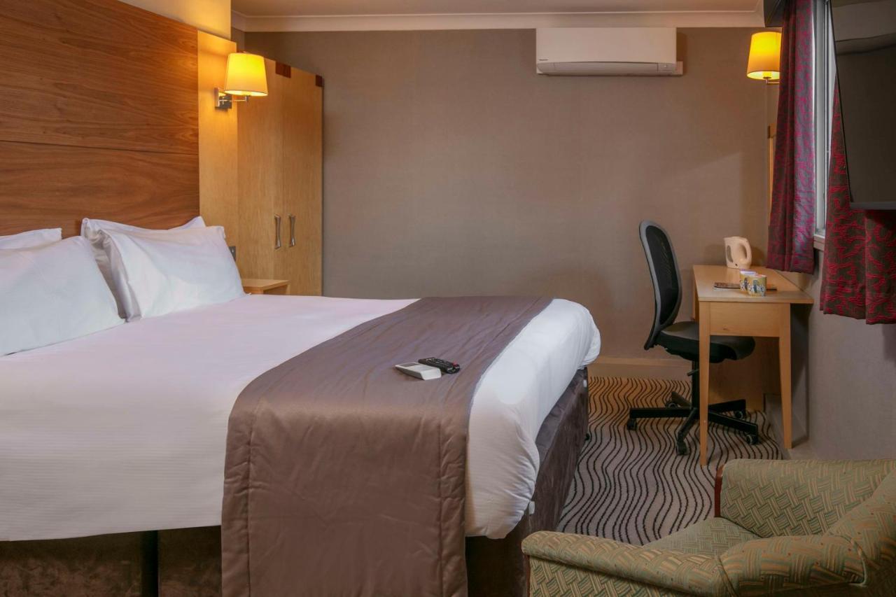 Best Western Heath Court Hotel Нюмаркет Екстериор снимка