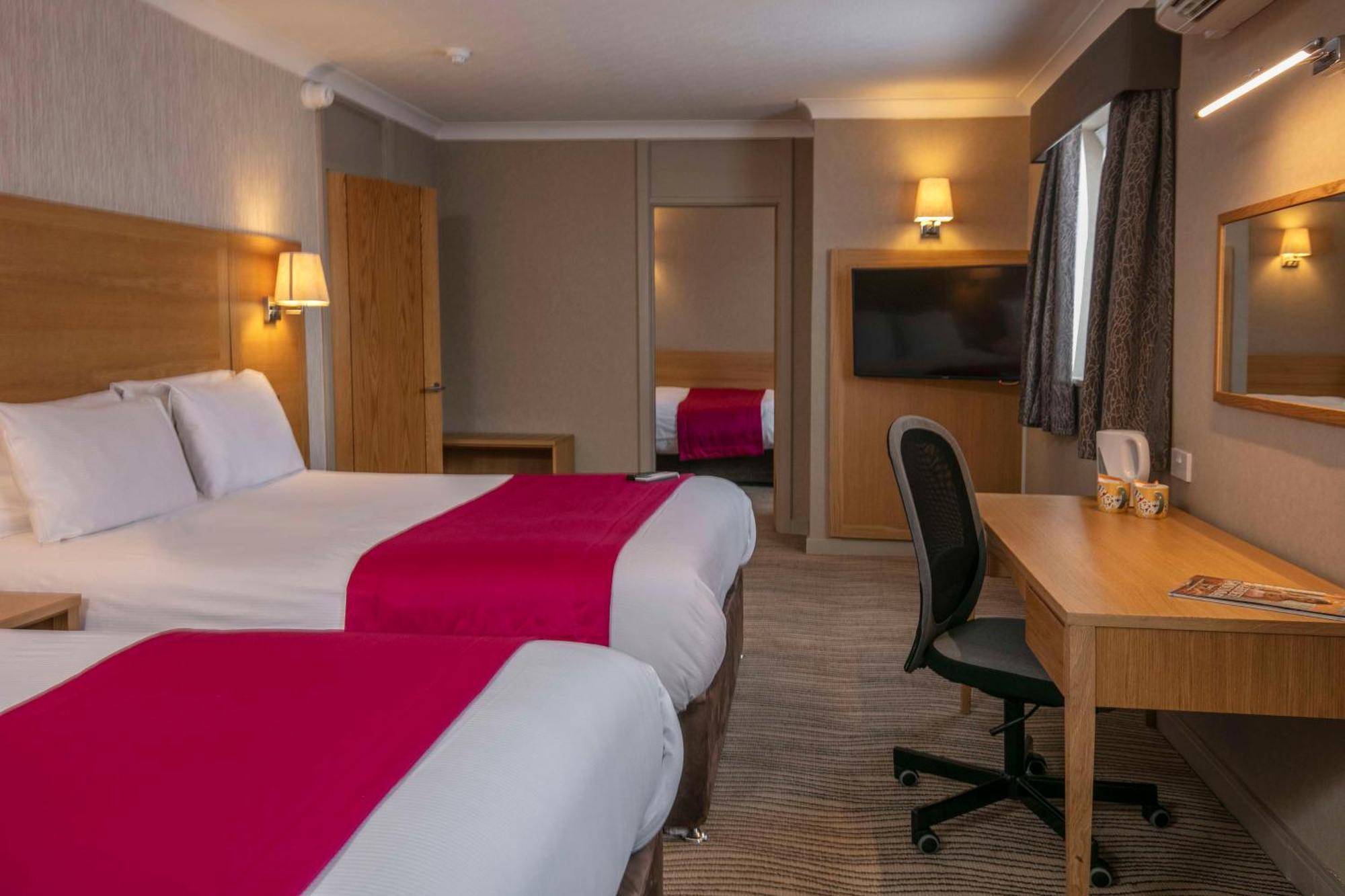 Best Western Heath Court Hotel Нюмаркет Екстериор снимка