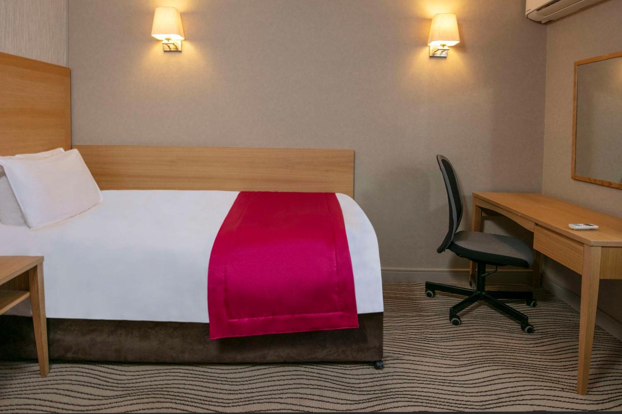 Best Western Heath Court Hotel Нюмаркет Екстериор снимка