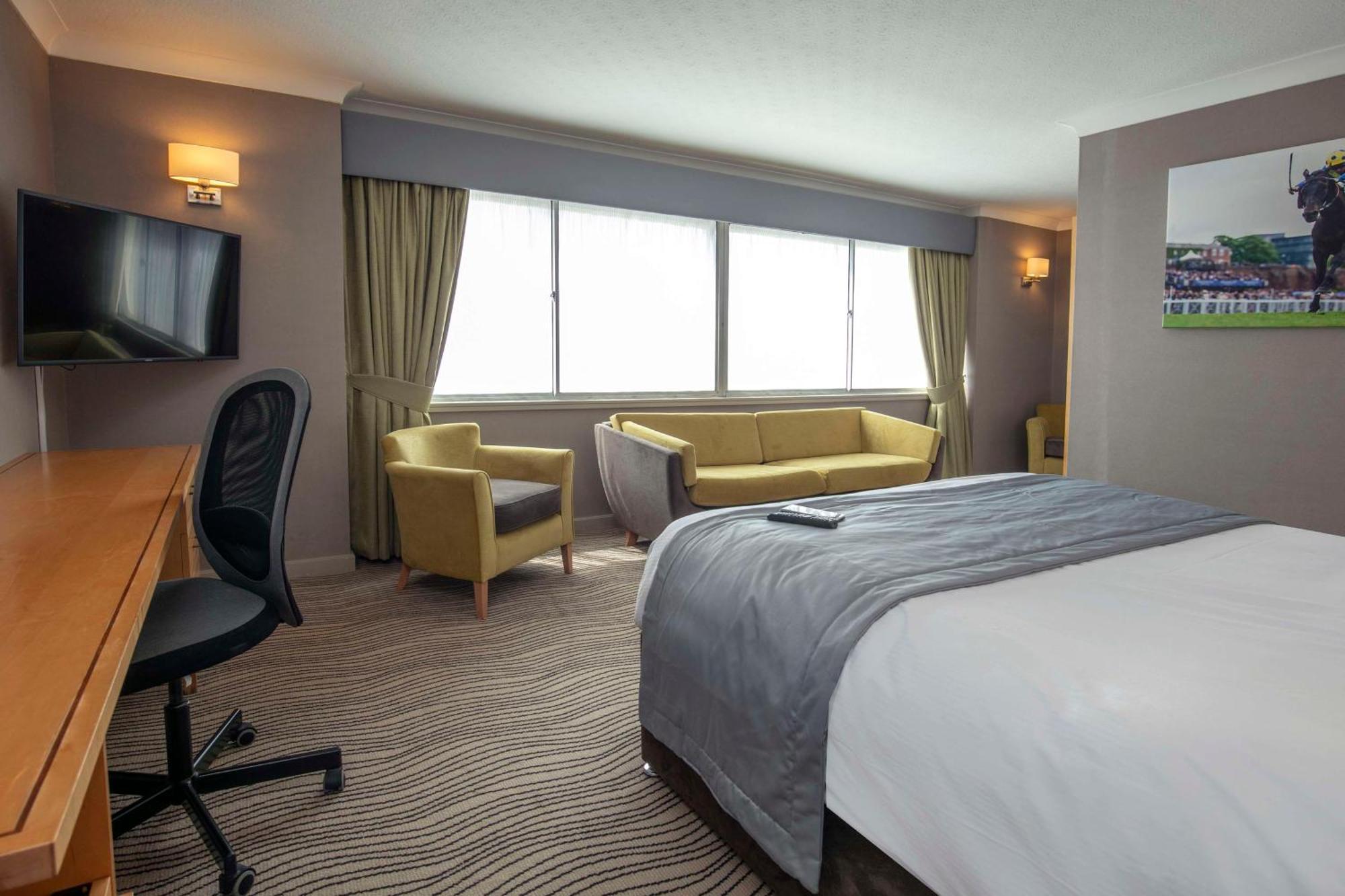 Best Western Heath Court Hotel Нюмаркет Екстериор снимка