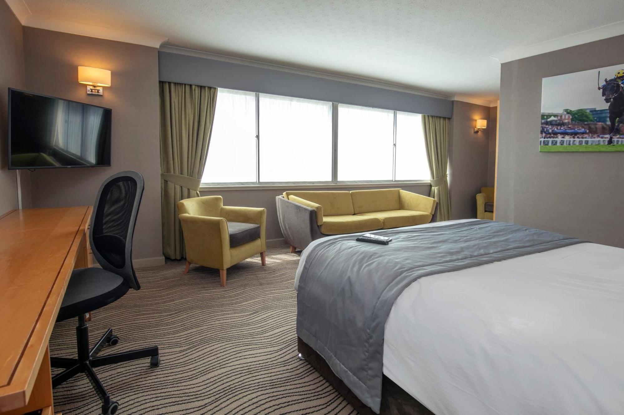 Best Western Heath Court Hotel Нюмаркет Екстериор снимка