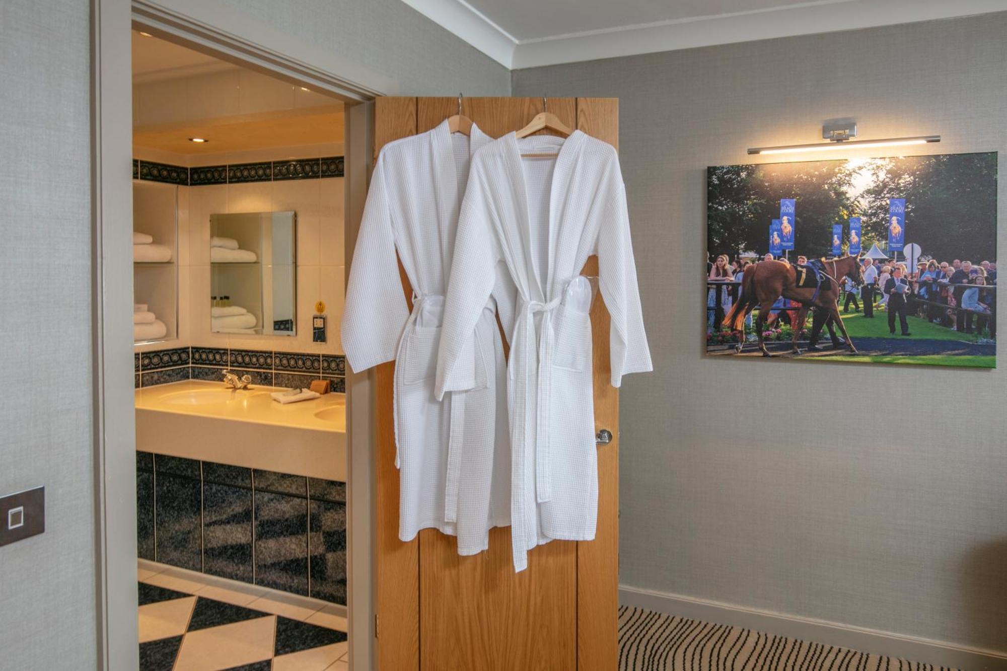 Best Western Heath Court Hotel Нюмаркет Екстериор снимка