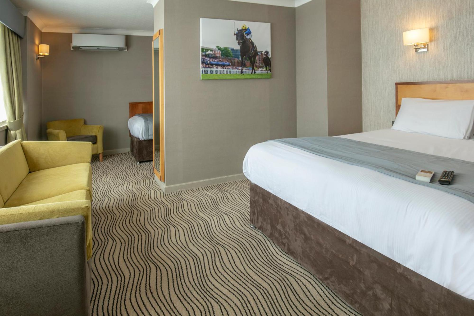 Best Western Heath Court Hotel Нюмаркет Екстериор снимка