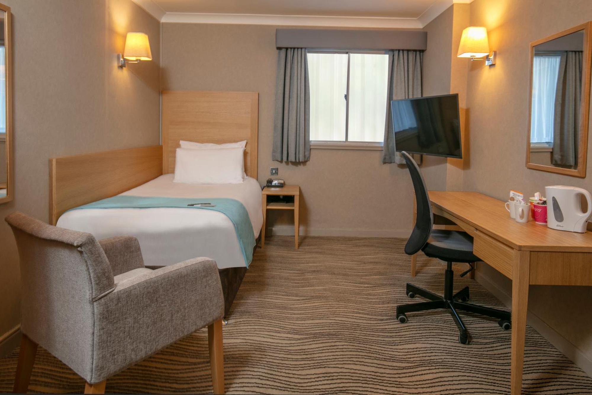 Best Western Heath Court Hotel Нюмаркет Екстериор снимка